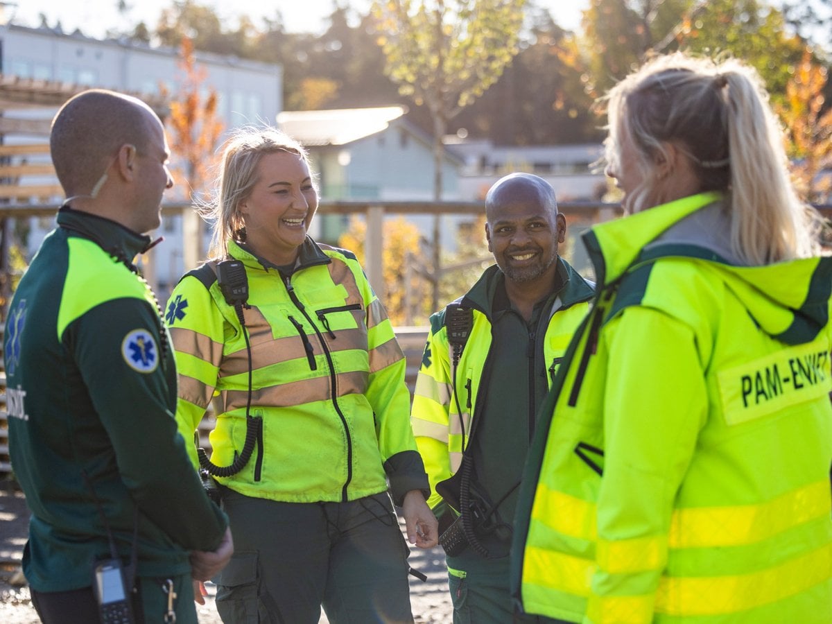 En grupp människor som står bredvid varandra.